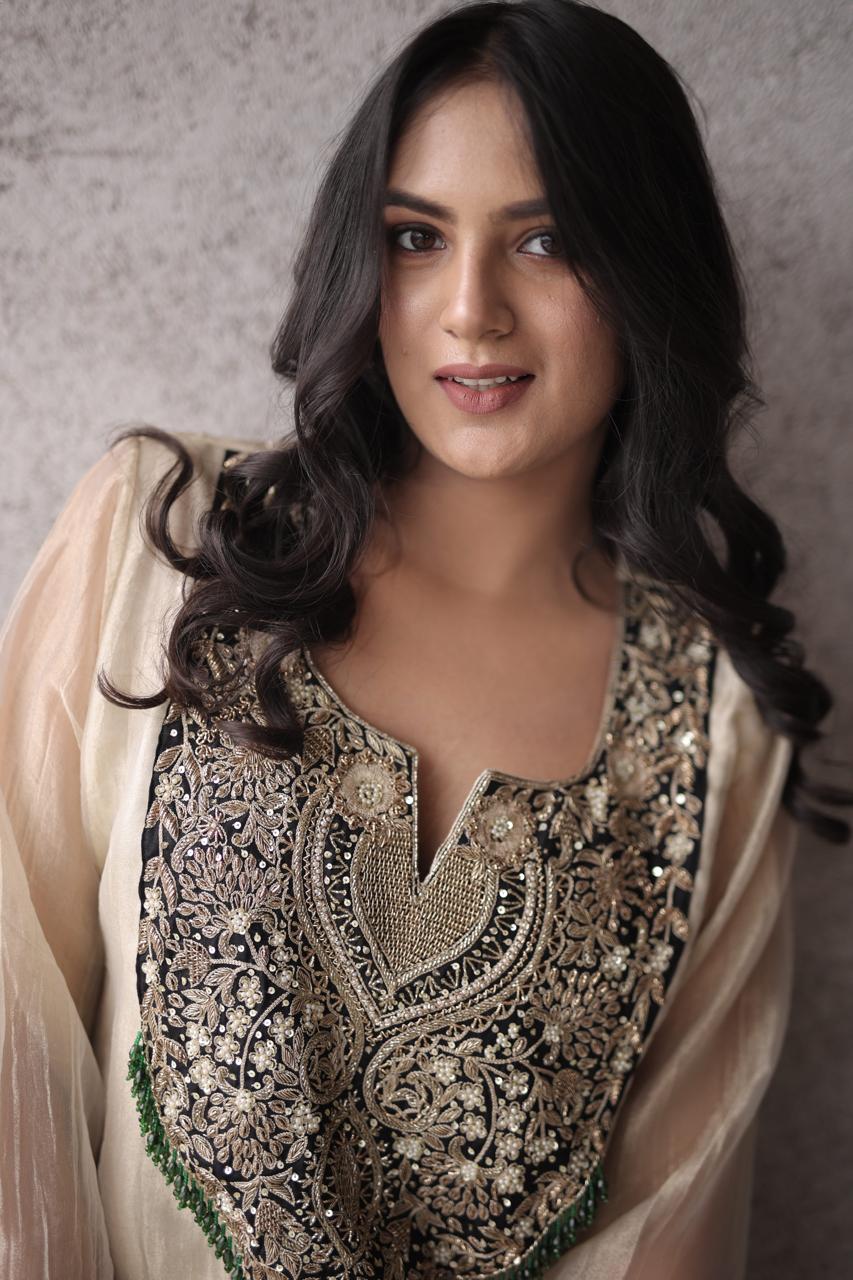 Embroidered kurta by Label Sonika Kalani